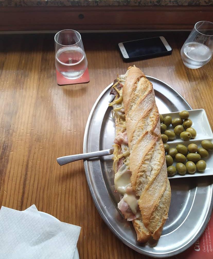 Bocadillo con aceitunas